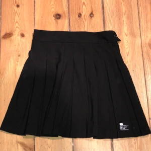 Tenniskjol stl xs - Svart tenniskjol från berska 