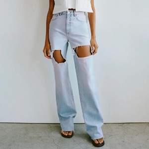 Slutsålda Zara jeans, ljusblåa med hål på låren. Storlek 34