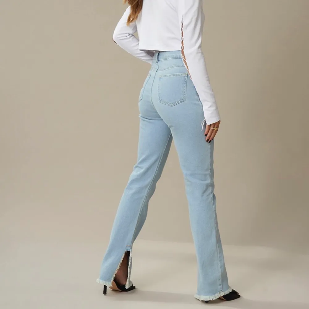 Säljer dessa super snygga jeansen från Hanna Schönbergs kollektion med NA-KD💙 nästan helt oanvända då jag inte kände att jag passade i dom.. Jeans & Byxor.