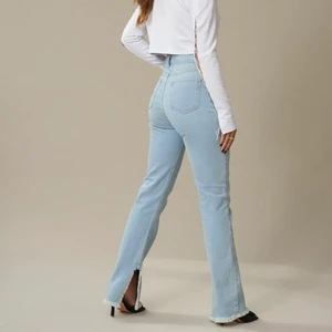 Jeans från nakd - Säljer dessa super snygga jeansen från Hanna Schönbergs kollektion med NA-KD💙 nästan helt oanvända då jag inte kände att jag passade i dom.