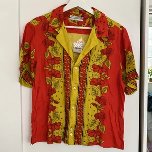 Skjorta från Urban Outfitters - Rolig skjorta från urban outfitters. Vibe som i serien atypical.