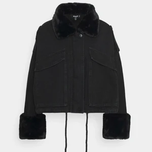 Jacka med pälsdetaljer - Superfin slutsåld jacka från missguided som liknar meotine jackorna. Använd få gånger så den är i bra skick, den sista bilden är samma jacka i blått. Den är lite oversized i storleken. Skriv för egna bilder. Köp direkt för 650 eller buda från 500💗💗