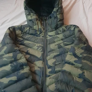 Peak performance jacka - Säljer min Peak jacka för kommer ej till användning ny pris 2500