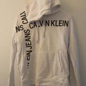 Calvin Klein Jeans Hoodie strl S - Hoodie från Calvin Klein Jeans, storlek S Dam. Använd ungefär 3 gånger. Säljer då jag tycker den är lite för liten för mig. 