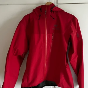 Arc’teryx windbreaker - Två hål i armhålorna men man ser inte detta under användning! Såklart sliten pga från runt 2000-talet. Passar XS-S