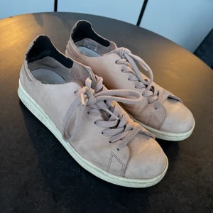 Beige Adidas Stan Smith storlek 38 - Beige Adidas i storlek 38. Använt skick, men håller sig bra eftersom de är i skinn/läder.