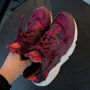Vinröda Nike Huarache, passar storlek 38 - Vinröda Nike Huarache. Storlek 40, men passar mig med 38 perfekt! (Huarache-modellen är små i storleken.) Bra skick, inga slitningar. Kan mötas upp i Sundbyberg (Stockholm) eller skicka spårbart 66 kr.