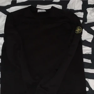 Stone Island sweatshirt - Köpt från Flannels för 1900 kr, storlek M, använd fåtal gånger, Kvitto finns digitalt.