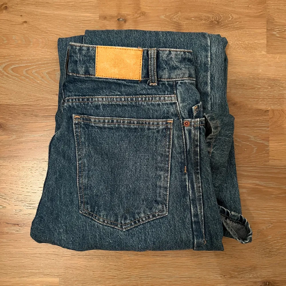 Lägger upp dessa super fina & trendiga jeans ifårn zara igen. Dem är för små för mig de är i storlek 36 och slutsålda på hemsidan. Ny pris 400kr, säljer för 250. Köparen står för frakt! Modellen är hi-rise full length . Jeans & Byxor.