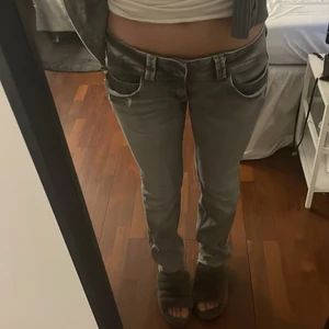 Gråa lågmidjade pepe jeans - Gråa as snygga lågmidjade jeans från Pepe Jeans i modellen Venus, färgen grå denim. Storleken är 29/34 så de är långa! Köpta för ca 1000 kr. Kom gärna med bud 😁