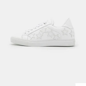 Zadig Voltaire sneakers  - I princip helt nya supersnygga Zadig skor, endast använt cirka 15 gånger. Så bekväma och coola plus de passar till allting. Det är en storlek 38 men är relativt små så det funkar för en 37a också. Nypris är 2400kr men jag säljer de för 1800. Buda i kommentarerna. Frakt diskuteras