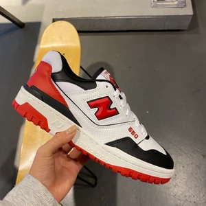 New balance 550  - New balance 550. Som nya och säljer pågrund av att det inte är riktigt den färgen jag ville ha. Jag kan tänka mig byta med någon annan i en annan färg. 