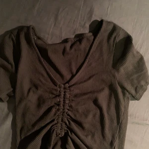 Topp - Svart crop topp från Lindex i storlek S! Använd X antal gånger men ej fler än 10 ggr! Köpte den för ca 150kr och säljer den för ca 50kr pris diskuteras!!  Kom privat för mer bilder eller info osv! ❤️