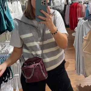 Väst från Ginatricot  - Grå/vit randig väst från Ginatricot 🤍🤍 Endast använd 1 gång, storlek S 👼🏼👼🏼