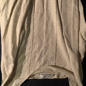 NAKD topp  - Beige topp/tröja från NAKD! Väldigt fin och använt ganska många gånger men inget jag tycker man ser på tröjan! Storleken är xs/s den är i s men den passar även xs vilket jag vet för att min lillasyrra testat den! Nypris var ca 250kr om inte mer😬 säljer för 100kr från början men kom gärna privat för fler bilder eller diskussion om pris osv! 