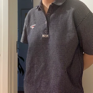 reebok skjorta  - reebok skjorta i uppskattad storlek M/L. köpt second hand men i mycket bra skick 