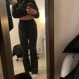 Kostymbyxa från bikbok - Säljer min kostymbyxor från bikbok, suupeeer sköna men tyvärr lite små på mig! Dom är uppsprättade längst ner för jag ville ha dom lite längre! 