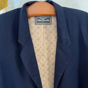 Kavaj jacka  - Mörkblå gammal kavaj som jag använt som jacka på vår/sommar. Köpt på second hand. Jag har medium på kläder och denna har suttit lite oversized så kanske att det är en L. 