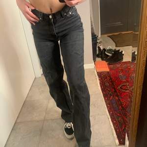 Mörkgrå/svarta jeans från weekday, köpte second hand o inte använt så mycket, strl 25/32 men lite uttöjda så nästan lite stora på mig som är 26/32, säljer då de inte är min stil längre, modell Rail