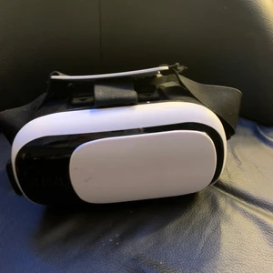 VR GLASÖGON - säljer då den aldrig Kmr t användning den e helt fungerande 