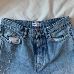 Broderade jeans från Zara i storlek 40! Frakt tillkommer❤️