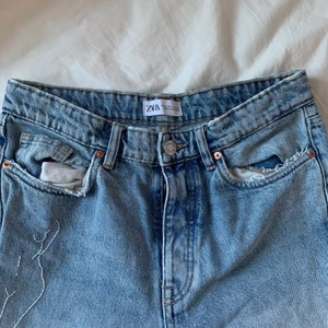Broderade jeans  - Broderade jeans från Zara i storlek 40! Frakt tillkommer❤️