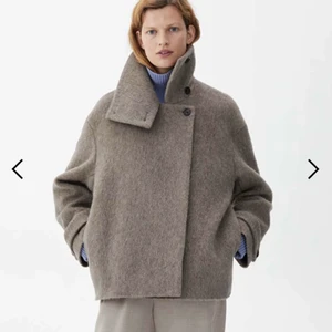 Beige Kappa Arket! - Beige kappa från arket, bara testad. Köpt för 1500kr 💙 Slutsåld på hemsidan.