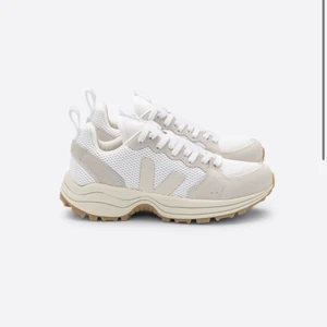 Sneakers - Säljer dessa Veja Venturi Trainers! Köpta på Arket för 1650kr men säljer för billigare. Storlek är 36, använda 1 gång men säljs pga är lite för små för mig. Jättefint skick och skorna passar till allt. 🤍🤍Skriv privat för fler bilder!