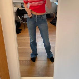 Jeans - Perfekta jeans i midjan, väldigt sköna, från Filippa K, vid snabb affär kan jag ge lite rabatt, köparen står för frakten, väldigt bra pris för fina jeans 🖤 står inte vilken storlek men typ 34/36