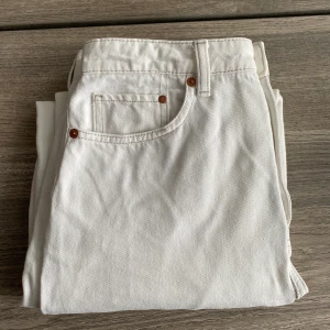 Vita jeans - Säljer dessa för att de är för stora för mig. Storlek 40, jätte fint skick. Skriv vid funderingar🥰 en bild är lånad