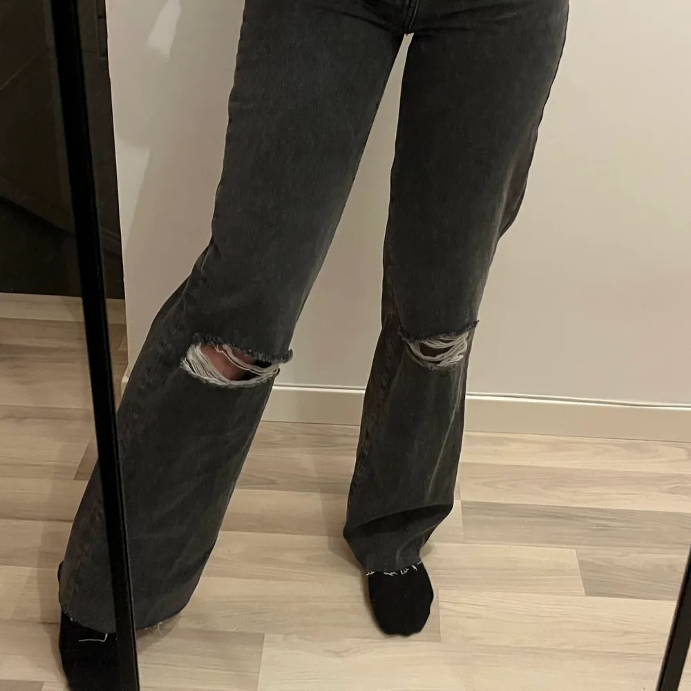 Nästan helt nya använda 1 gång långa i benen jag är 172cm . Jeans & Byxor.