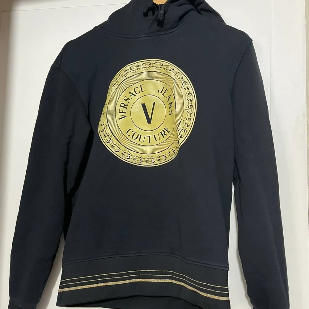 Nypris 3799kr mitt pris 1500kr nästan som ny knappt använd frakt kostnad tillkommer, kod för att kolla äkthetbevis finns i tröjan, tar swish eller kontant. Vid frågor dm. Hoodies.