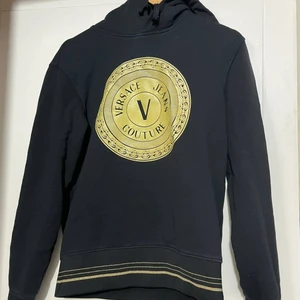 Versace hoddie (S) - Nypris 3799kr mitt pris 1500kr nästan som ny knappt använd frakt kostnad tillkommer, kod för att kolla äkthetbevis finns i tröjan, tar swish eller kontant. Vid frågor dm