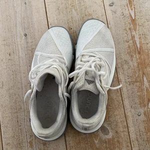 Aididas court jam - Fina tenniskor. Inga flaws förutom lite smutsiga. Nypris ca 700 kr. Använda för ca 2 år sen.