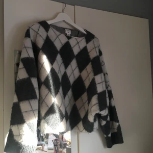 PRINGLES X H&M STICKAD FLUFFIG TRÖJA - Så fin stickad tröja från Pringles kollektion med hm! Storlek xs/s och knappt använd, och helt i nyskick! Köpt för 500kr, frakt står köpare för’💓