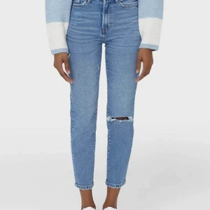 jeans - Jag säljer ett par mörkblå jeans i storlek 32. Jeansen är mom slim fit och de är helt oanvända pga att de inte kommit till användning. Jag har endast testat de. Jeansen har ett hål på det högra knät(som ni ser på bilderna) och även vid ungefär höften. Frakten betalar du. Hoppas du är intresserad❤️