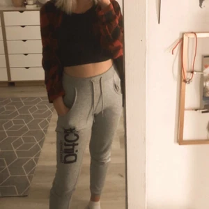 DirtCült byxor - Gråa byxor från DirtCült, säljer för att jag aldrig använder de. Köparen betalar frakten