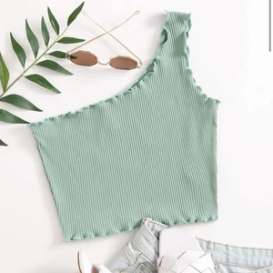 Topp - Söt topp från shein i storlek M, säljer pga att den inte kommer till användning.💚kom privat för egna bilder💚