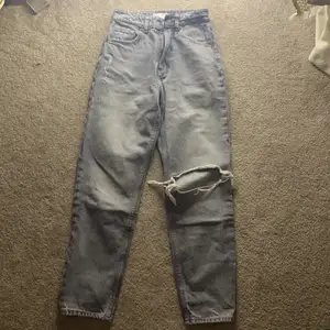 Coola zara jeans, mom fit. Använda ett fåtal gånger för länge sedan! Nypris runt 350kr!