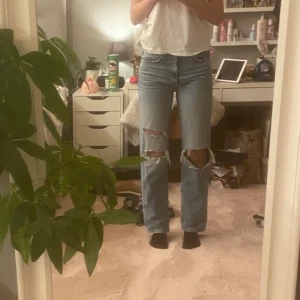 Jeans - Jeans med hål i strl 38. Köpta från gina tricot för ca 1 år sen säljer pga att jag inte andvänder dom då jag tycker dom är för korta. Frakt ingår inte☺️👍