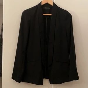 Kavaj, stl 36 - Svart kavaj från Gina Tricot i nyskick. Storlek 36. Har två fickor. Frakt tillkommer 