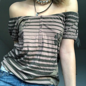 off shoulder topp - Brun och blommig och randig och jättegullig t shirt som är off shoulder!!! passar sååå bra med lowwaisted byxor eller kjol :D