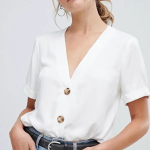 Slutsåld ASOS skjorta - Använt 1-2 gånger från asos!! Skit fin och sånt skönt tyg! Ser så dyr och fräsh ut! Jag säljer den för att den bara hänger i garderoben. #topp #sell5things storlek S men hade kunnat passa en M