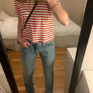 Jeans crocker  - Lågmidjade jeans från Crocker! Vintage och snyggt skick, ljusblå färg och rak modell, sitter snyggt, storlek är 28 & L: 32 men de är vintage så därför skulle jag säga att de är mindre än så, lite för långa för mig ( är ca 160cm) men passar troligtvis runt 165cm ( men även lite över samt under)! Kontakta vid funderingar:) 