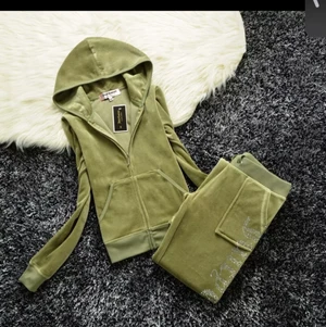 Gröna Juicy couture byxor - Säljer dessa trendiga juicy couture byxorna i färgen Army Green. Har använt dem ett fåtal gånger och har inga defekter. Säljer för får ingen användning av byxorna. Skriv till mig privat om frågor och bilder. Nypris:537kr‼️‼️köpta från AliExpress!💓