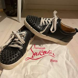 Intressekoll på mina Christian Louboutin skor i färgen svart! Köptes i Dubai mall i Christian LouBoutin’s egna butik! Mycket sparsamt använda! Så coola och snygga! 🥰 pris går att diskuteras💕 nypris är cirka 7000 kr!