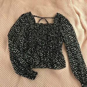 Prickig svart blus - Säljer denna fina blusen då jag inte använder den. Super fint skick ☺️