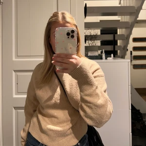Beige stickad tröja - Superfin beige stickad tröja från & other stories!🤎passar perfekt när det är lite kallt ute eller över en klänning i vår/sommar😍nypris 400kr (lite nopprig men det går att ta bort). Storlek XS men passar även S.
