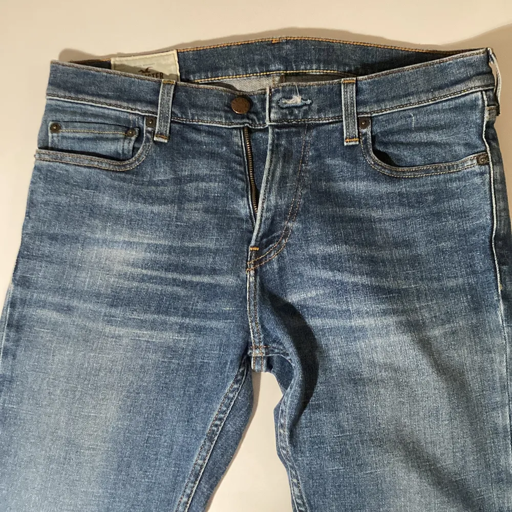 Klippta mörkblå Hollister Jeans i storlek 32 x 30. Dm för passform mm. Jeans & Byxor.