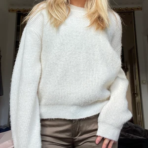 Stickad tröja - Krämvit stickad tröja! Inte stickig alls, super gosig bara, helt deffektfri! 